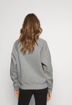 Ugg Madeline Fuzzy Logo Crewneck - Sweater - Grey Heather/Sonora -Ugg Verkoopwinkel 2ab3fc3ad9c446268633ab71434b3108