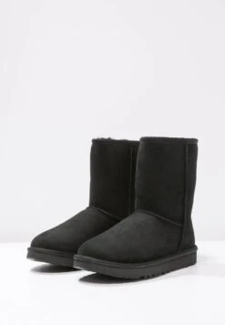 Ugg Classic Short - Korte Laarzen - Black -Ugg Verkoopwinkel 2e5abba17bb24af5b47280d083d48070