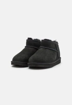 Ugg Classic Ultra Mini Unisex - Korte Laarzen - Black -Ugg Verkoopwinkel 3e2005d52c054370837645231cf27063