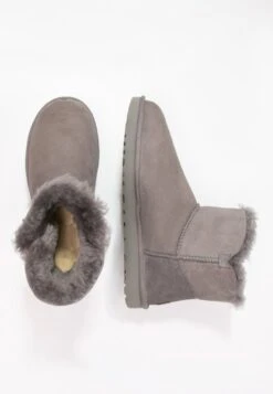Ugg Mini Bailey Button - Korte Laarzen - Grey -Ugg Verkoopwinkel 5d0ca54d73a04a28b1fee5eae936b771