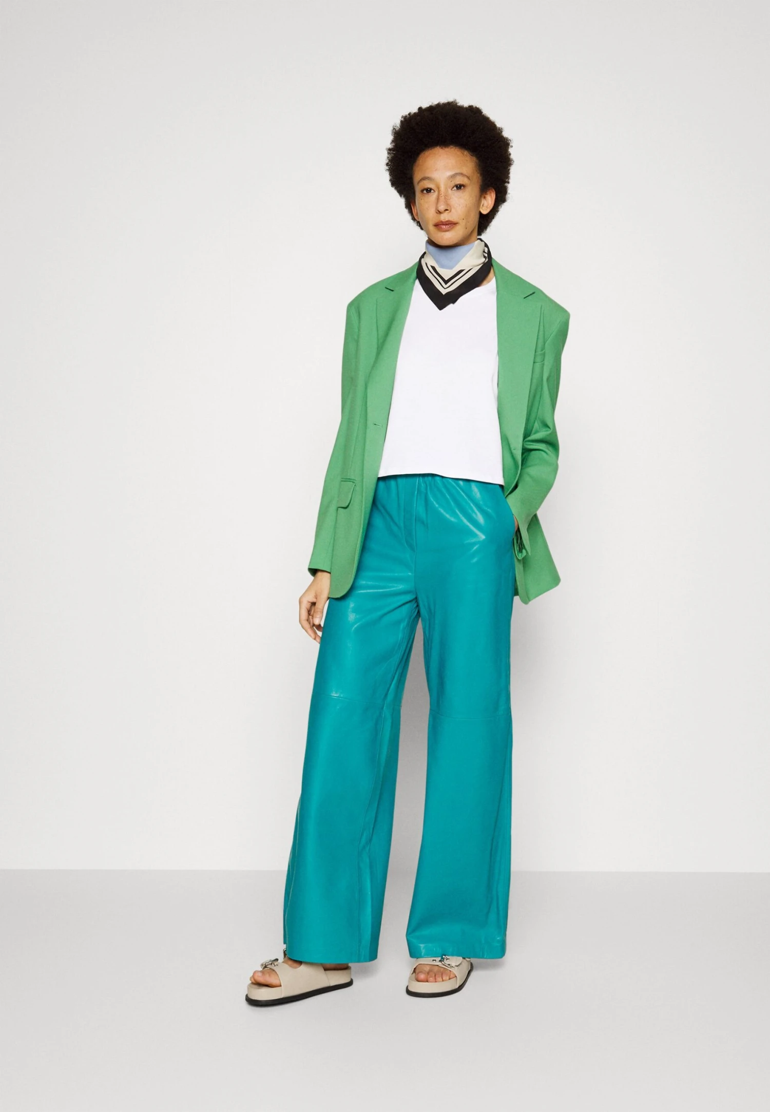 Ugg Tana Cropped Tee - T-Shirt Basic - White 4 Ugg Tana Cropped Tee - T-Shirt Basic - White - Afbeelding 2