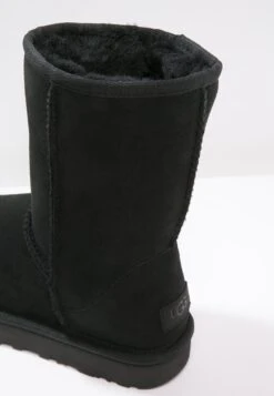Ugg Classic Short - Korte Laarzen - Black -Ugg Verkoopwinkel 6790175658784066a7b943ccbcca551d