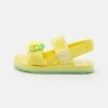 Ugg Zuma Sling Stuffie Unisex - Sandalen - Pineapple -Ugg Verkoopwinkel 6bab925e284349598ef046a0cba4bf2a