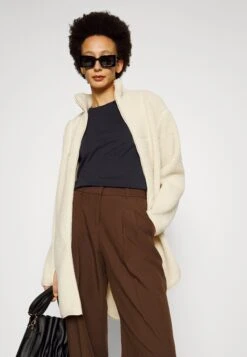 Ugg Uma Tee - T-Shirt Basic - Black 11 Ugg Uma Tee - T-Shirt Basic - Black -Ugg Verkoopwinkel 710c93c0e40d4d32b6a7fbcbcb80880e