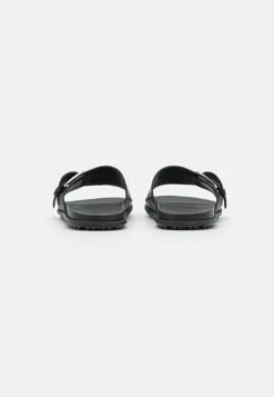Ugg Solivan Buckle Slide - Muiltjes - Black 11 Ugg Solivan Buckle Slide - Muiltjes - Black -Ugg Verkoopwinkel 72feddb8bcca43f79cc98d6c83f907eb
