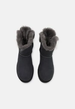 Ugg Mini Bailey Fuzzy Bow - Snowboots- Black 13 Ugg Mini Bailey Fuzzy Bow - Snowboots- Black -Ugg Verkoopwinkel 8a05b14686844849bc2f5bc23fc4a6a8