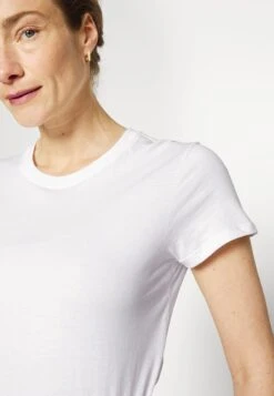 Ugg Uma Tee - T-Shirt Basic - White -Ugg Verkoopwinkel 9f0bd7bc1daf40edaeca32fd1bfa3fdc