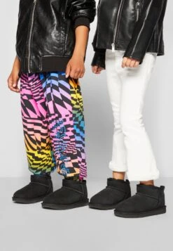 Ugg Classic Ultra Mini Unisex - Korte Laarzen - Black -Ugg Verkoopwinkel a735bb0c9831483998b3af404d973117