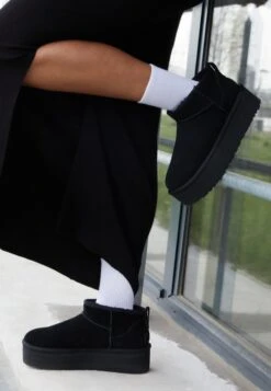 Ugg Classic Ultra Mini Platform - Enkellaarsjes Met Plateauzool - Black -Ugg Verkoopwinkel b04688b77c9c4edc9b544c50eb44b0ac