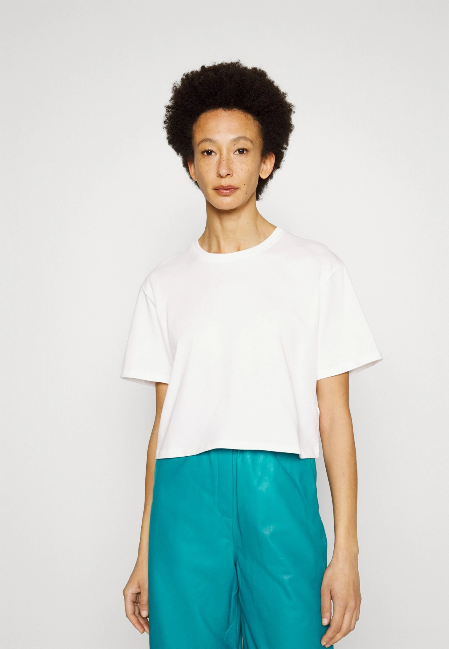 Ugg Tana Cropped Tee - T-Shirt Basic - White 3 Ugg Tana Cropped Tee - T-Shirt Basic - White