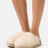 Ugg Fuzz Sugar - Pantoffels - Natural 1 Ugg Fuzz Sugar - Pantoffels - Natural -Ugg Verkoopwinkel dacbaa059d464c96a98aeb961e3b81d7