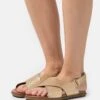 Ugg Solivan Slingback - Sandalen - Pale Gold Metallic -Ugg Verkoopwinkel f82f066c61f44ead8b7f1c3605e3650f